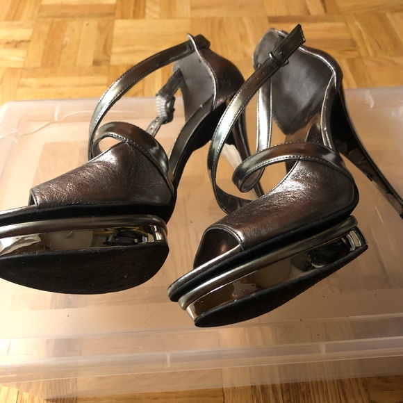 Open toe silver Guess platform heels - Picture 3 of 4